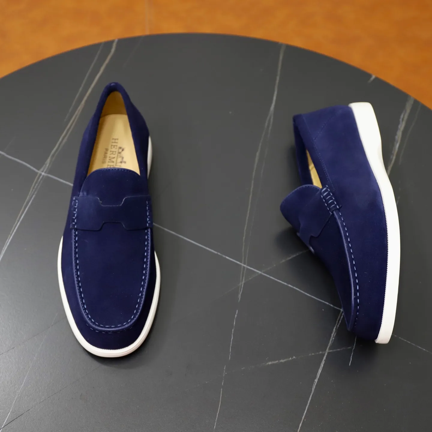Ex-factory price: 540💰Hermès/Hermès slip-on men's shoes. This shoe is made of imported cow suede leather, with simple and smooth lines, and a 3CM rubber foam ultra-light sole combined with aerodynamic design! Youthful and fashionable, H button decoration, contrasting leather embellishment on the heel, calf lining to gently wrap your feet, with embossed logo cowhide feet, leather rock strips, casual and urban style, highlighting youthful vitality, sports and leisure version, super versatile Size number: 38-39-40-41-42-43-44 Standard leather shoe size (45 can be customized but does not support returns)